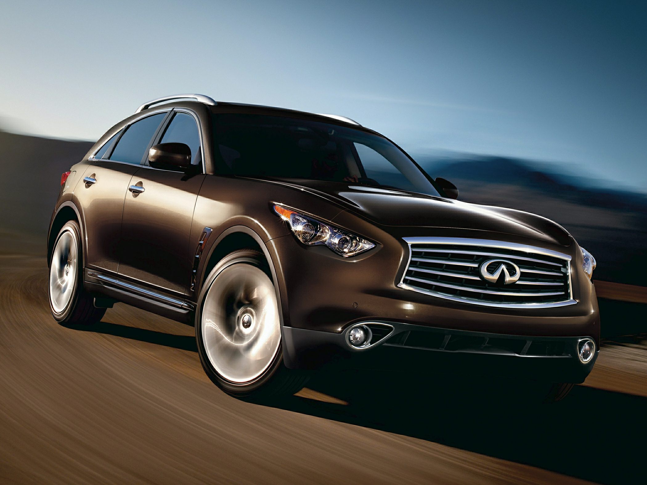 Comparison - Infiniti QX70 Base 2015 - vs - Toyota Land Cruiser 2016